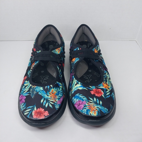 Bzees Tempo Womens size 9.5 M Tropical Floral Mary Jane Slip on Fabric Sneakers - Picture 2 of 14